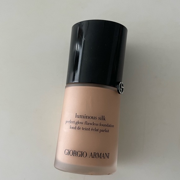 Armani Beauty - Luminous Silk Perfect Glow Flawless Oil-Free Foundation - Picture 1 of 2